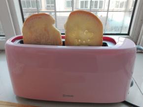 同时将按好图案的吐司片放入机器中。