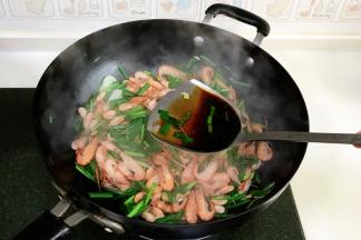 倒入1.5大匙生抽和1小匙蚝油翻炒。