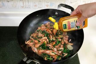 最后倒入1小匙鲜鸡汁调味料，翻炒均匀即可。