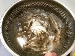 河虾用清水冲洗干净，沥干水分。