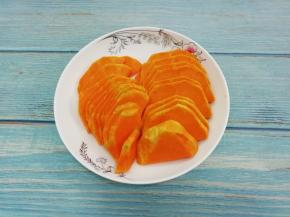 南瓜洗干净去皮，切成薄片上锅蒸熟