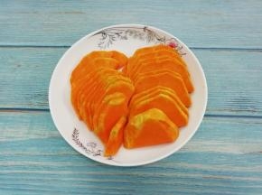 南瓜洗干净去皮，切成薄片上锅蒸熟