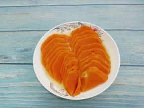 蒸熟的南瓜取出来用勺子压成泥晾凉