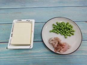 准备豆腐，虾仁和豌豆