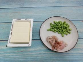 准备豆腐，虾仁和豌豆