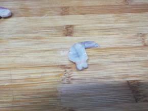 洗干净用刀在背部划开