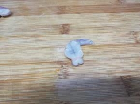 洗干净用刀在背部划开