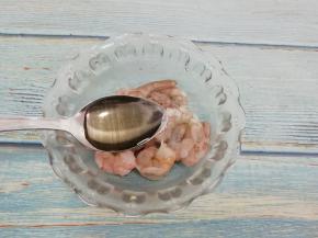 放入碗中加入料酒，搅拌均匀，腌制十分钟
