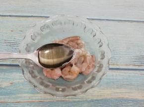 放入碗中加入料酒，搅拌均匀，腌制十分钟