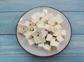 豆腐洗干净，切成小方块