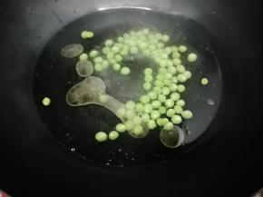 锅中加入水盐和油，大火烧开，然后把豌豆放入锅中焯熟