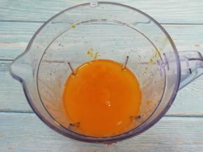 料理杯中加入水和南瓜泥