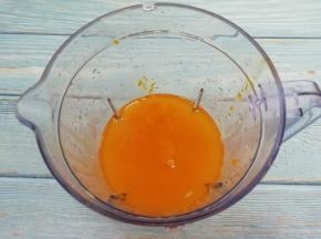 料理杯中加入水和南瓜泥