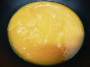 然后把南瓜汁倒入锅中