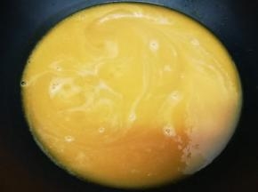 然后把南瓜汁倒入锅中