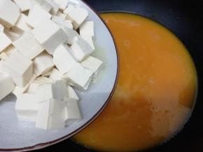 再加入豆腐块，大火烧开，转中火煮20分钟