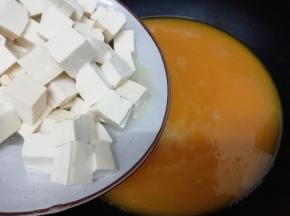再加入豆腐块，大火烧开，转中火煮20分钟