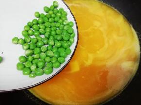加入豌豆煮五分钟