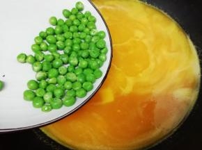加入豌豆煮五分钟