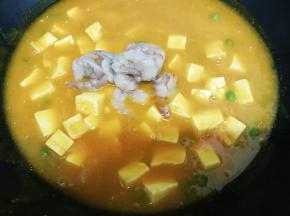 加入腌制好的虾仁，煮到虾仁变成红色