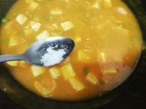 加入盐，煮两分钟即可，关火出锅