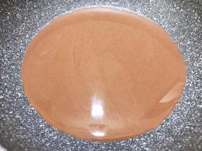 舀入一勺面糊在不粘锅里，轻轻晃动铺平面糊