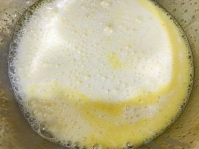 加入牛奶搅拌均匀