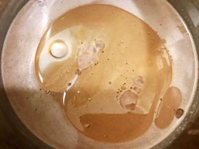 加入植物油搅拌均匀表面无油星，也可以用融化的黄油，搅拌均匀后盖上保鲜膜放入冰箱冷藏静置半小时