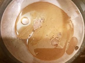 加入植物油搅拌均匀表面无油星，也可以用融化的黄油，搅拌均匀后盖上保鲜膜放入冰箱冷藏静置半小时