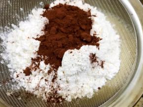 筛入低粉和可可粉搅拌均匀无颗粒
