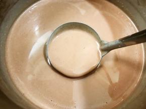 取出静置好的面糊重新搅拌均匀