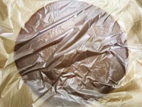 揭下面皮放在不粘烤盘里
每做一张面皮都要用湿毛巾给锅底降温后再做下一张
依次做完全部面糊