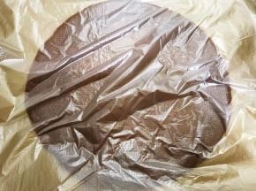 揭下面皮放在不粘烤盘里
每做一张面皮都要用湿毛巾给锅底降温后再做下一张
依次做完全部面糊