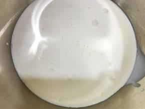 淡奶油加入细砂糖