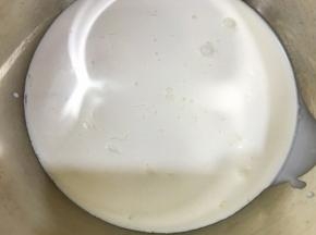 淡奶油加入细砂糖