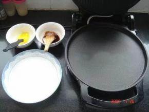 鸡翅中入味后，开始进行烤制。准备两个小碗，一个碗中放入适量的食用油；另一个碗中倒入用凉开水稀释的cook100 9口味 泰式香辣风味烤肉料。