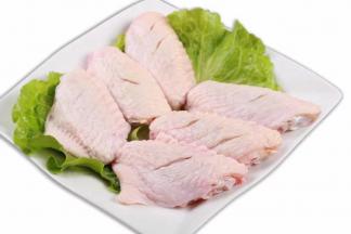 把鸡翅中洗净控干水，在鸡翅上划上花刀（便于进味），放入盘中。