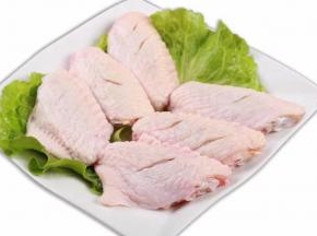 把鸡翅中洗净控干水，在鸡翅上划上花刀（便于进味），放入盘中。