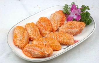 加少许料酒搅拌均匀，接着撒入cook100 9口味 泰式香辣风味烤肉料、鲜味辣粉和盐，揉搓，腌制两个小时以上。