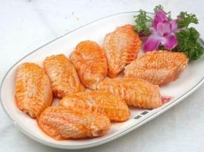 加少许料酒搅拌均匀，接着撒入cook100 9口味 泰式香辣风味烤肉料、鲜味辣粉和盐，揉搓，腌制两个小时以上。