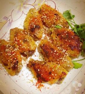 根据口味撒孜然粉，辣椒粉，或者还可以少许花椒粉。一般不用放盐，腌料里都有咸味了。可以偷吃看一看，看看腌的够不够咸。然后根据情况放盐。