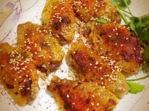 根据口味撒孜然粉，辣椒粉，或者还可以少许花椒粉。一般不用放盐，腌料里都有咸味了。可以偷吃看一看，看看腌的够不够咸。然后根据情况放盐。