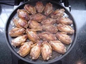 再合上上盖，烤制2分钟，再翻面，再烤制2至3分钟，待出现金黄色的饹馇时，上盘下盘都关火，用余温再烤1至2分钟，盛出即可食用。