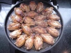 再合上上盖，烤制2分钟，再翻面，再烤制2至3分钟，待出现金黄色的饹馇时，上盘下盘都关火，用余温再烤1至2分钟，盛出即可食用。