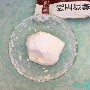 取糯米粉180克加入130克左右的开水，揉成光滑的面团。