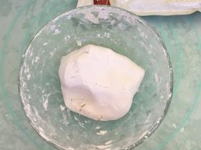 取糯米粉180克加入130克左右的开水，揉成光滑的面团。