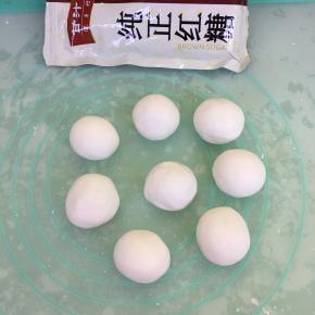 平均分成8份，搓圆。