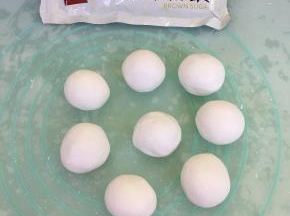 平均分成8份，搓圆。