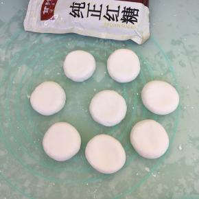 用手轻轻按扁。