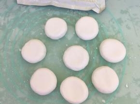 用手轻轻按扁。